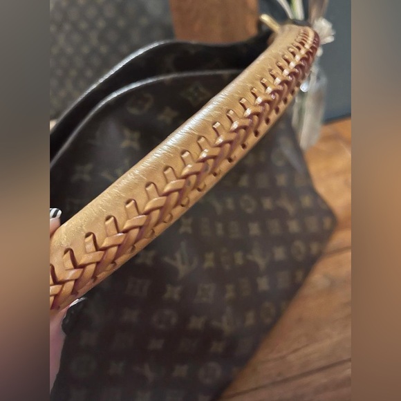 Coveted LV Monogram Artsy beautiful - Picture 4 of 16